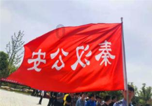 逃离昏暗下的小村